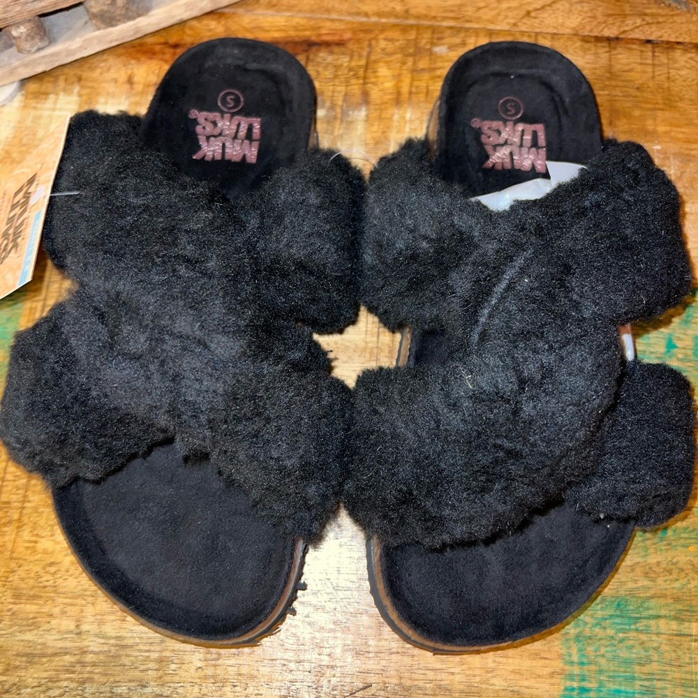 Muk Luks black fuzzy slippers/slides. SZ. S-5/6. NWT - Picture 2 of 8